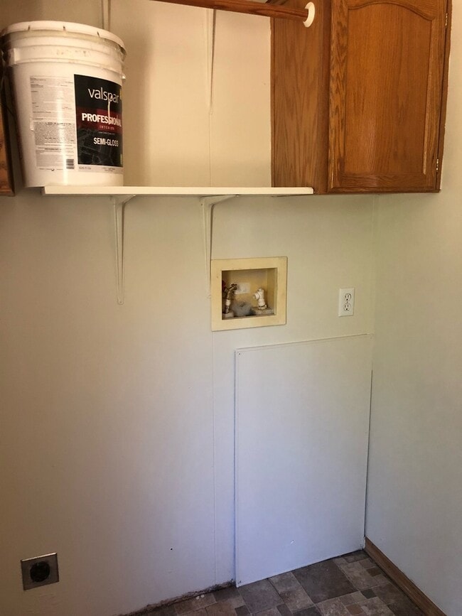 Building Photo - Spacious 3 bedroom home