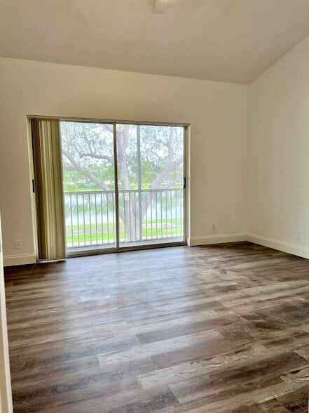 Building Photo - 10253 Vía Hibiscus