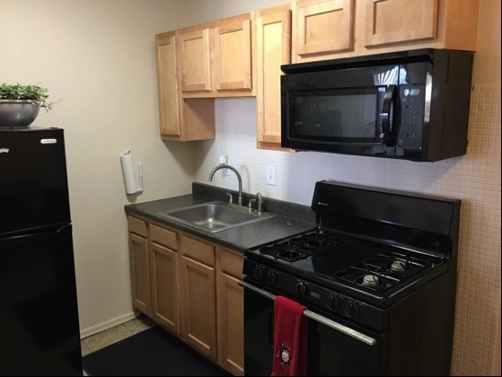 1 bd Kitchen - Maplewood Square Apartments