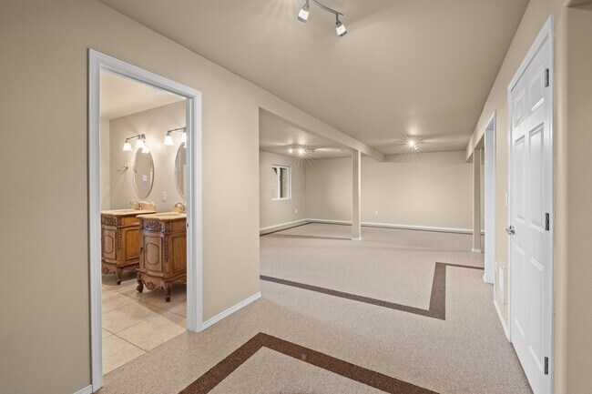 Building Photo - 231 E Linda Vista Ct