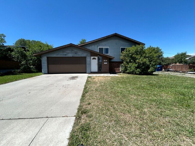 Building Photo - 5 Bed 2 Bath Home with 2 Car Attached Gara...