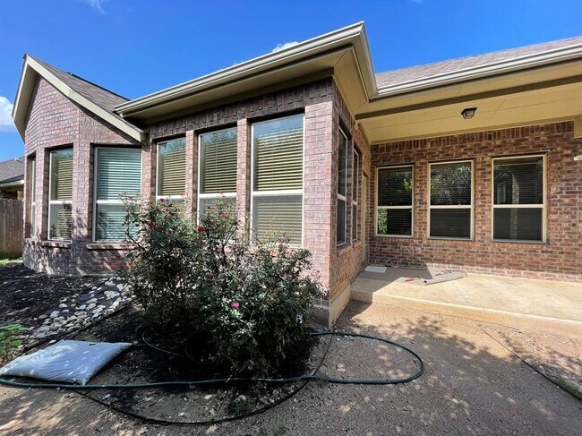Building Photo - 633 Peregrine Way