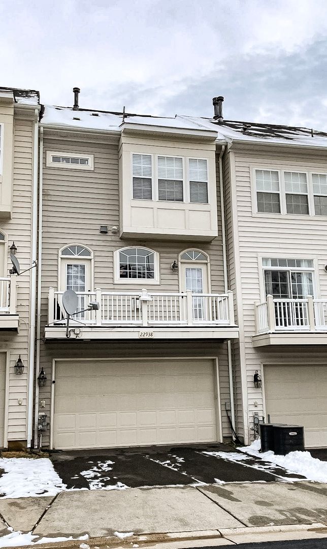 Building Photo - Stunning Light-Filled 3 Bed 2/2 Bath Townhome In Sought After Brambleton