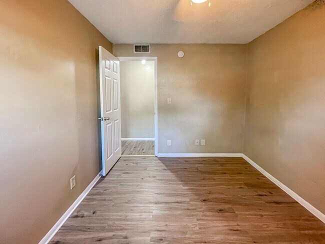 Building Photo - Dishwasher Included