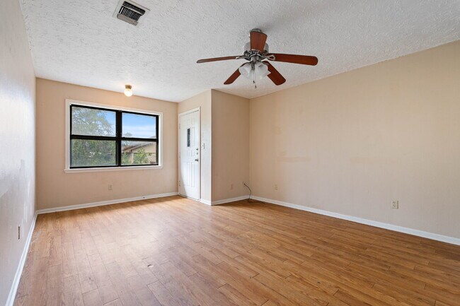 Building Photo - "Spacious 2-Bed, 2-Bath Oasis in the Heart...
