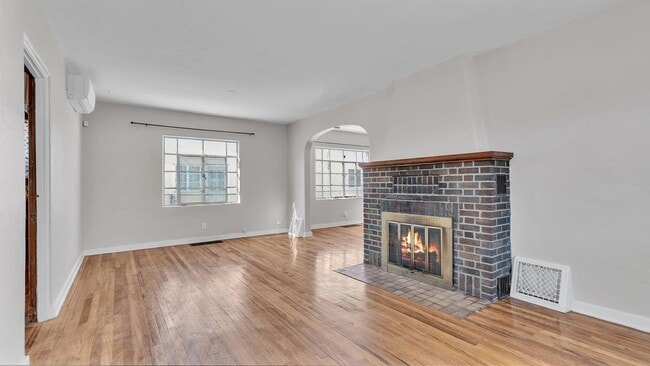 Building Photo - 205 Harvard Dr SE