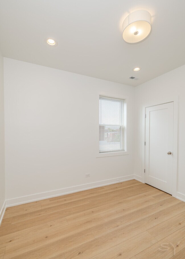 Building Photo - 6050 S Eberhart Ave