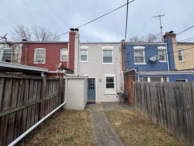 Building Photo - Charming 2 Bed 1.5 Bath Townhome In Beautiful Lily Ponds