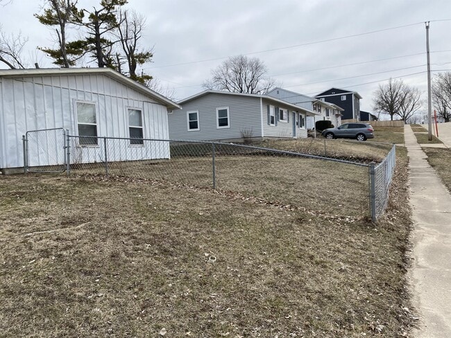 Building Photo - 605 Hillview Dr