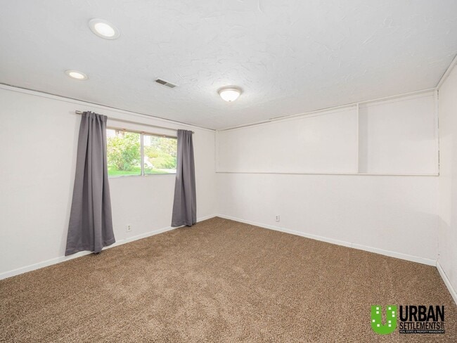 Building Photo - 4 bedroom 2 bath room house for rent in So...