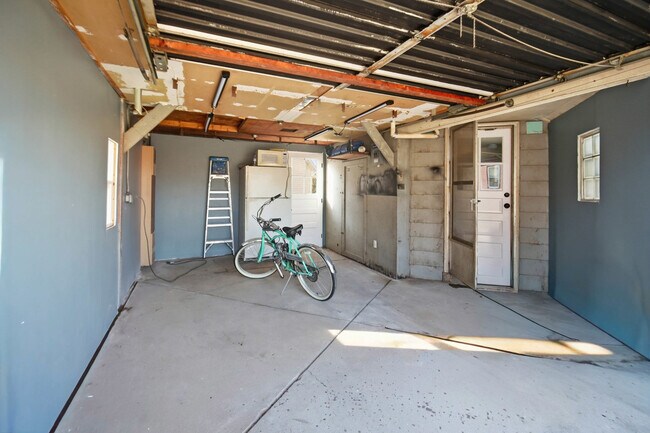 Building Photo - 3410 Calwagner St