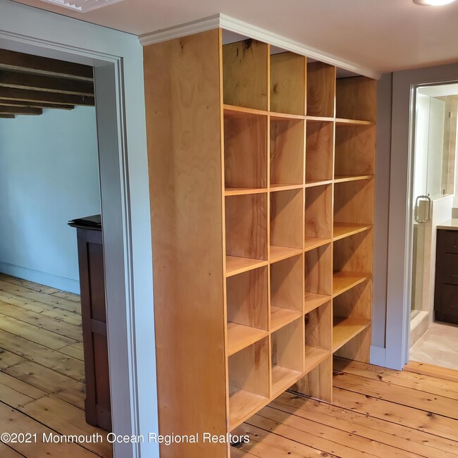 Building Photo - 16 E Larchmont Dr