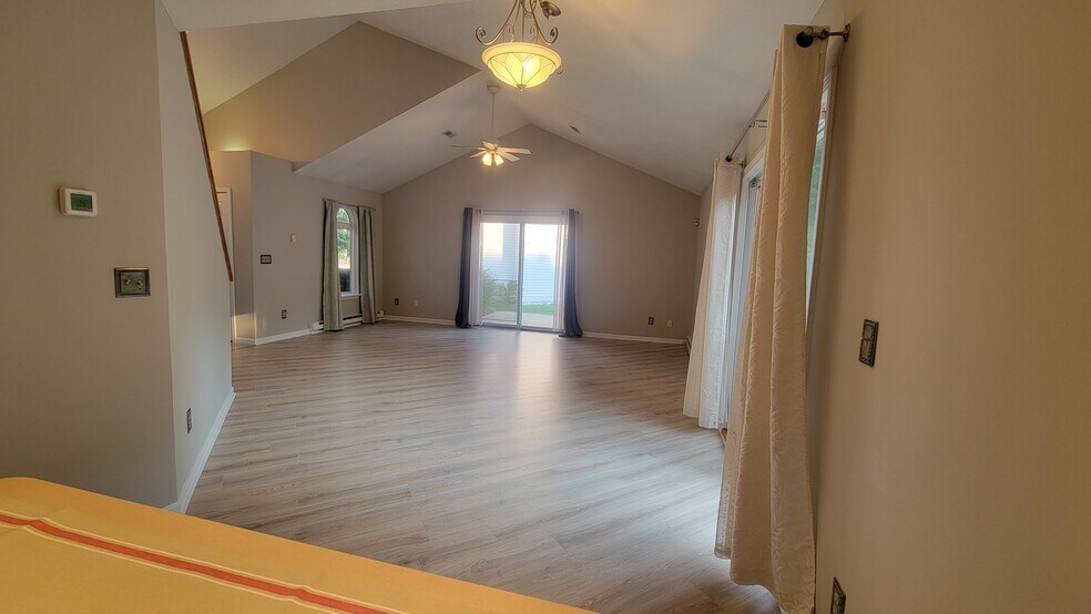 Building Photo - 615 Hilltop Ter