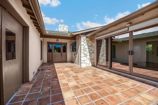 Building Photo - Adorable 3 Bed / 2 Bath Home w/ Detached 2 Car Garage