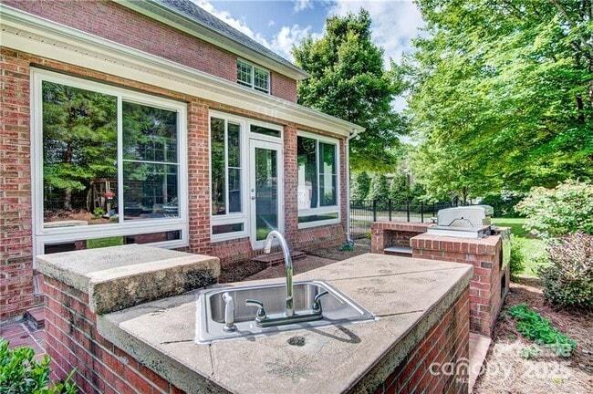 Building Photo - 8005 Weddington Downs Dr