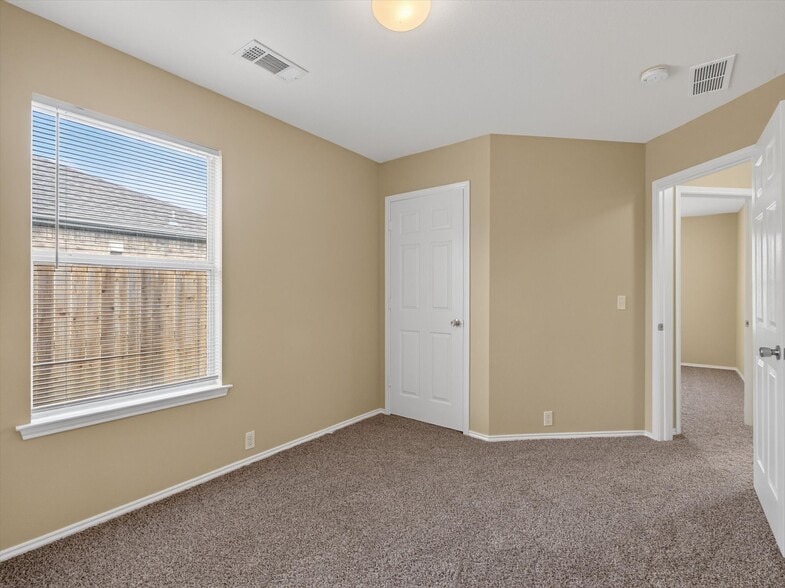 Building Photo - 3004 Sawgrass Dr