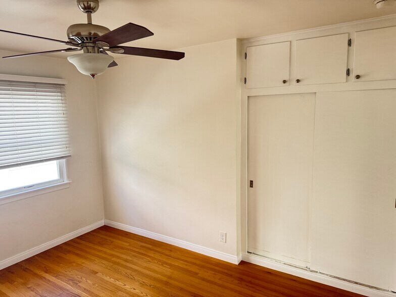 Building Photo - 554 E Cypress Ave