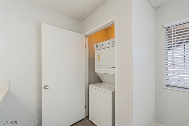 Building Photo - 832 Mantis Way