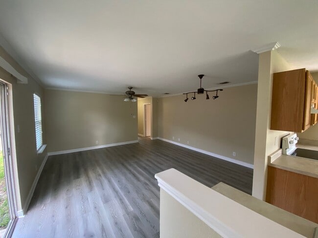 Building Photo - Charming and Spacious Home in a Quiet and ...