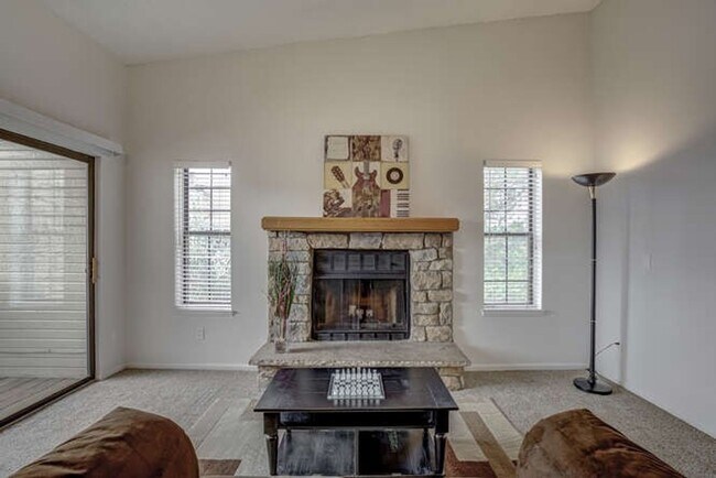 Building Photo - 1 Bedroom 1 Bathroom Beautifully Updated - New Paint & Carpet - Washer/Dryer In Unit