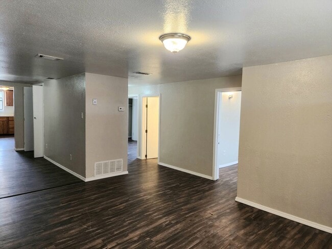 Building Photo - 905/907 N Ave K - duplex