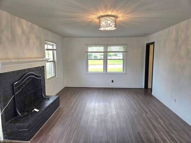 Building Photo - Spacious Five Bedroom