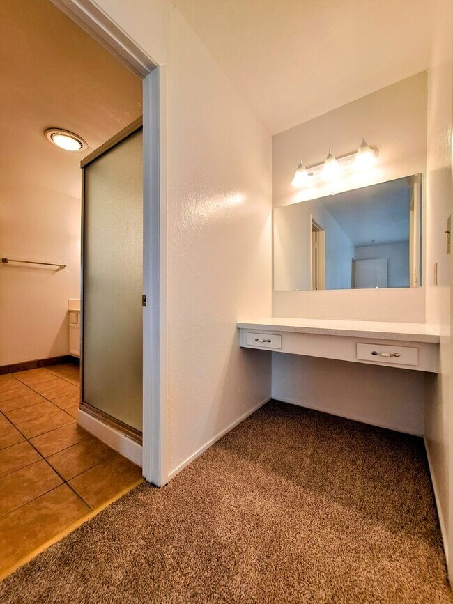 Building Photo - Refurbished 3bd Townhouse Style Apartment