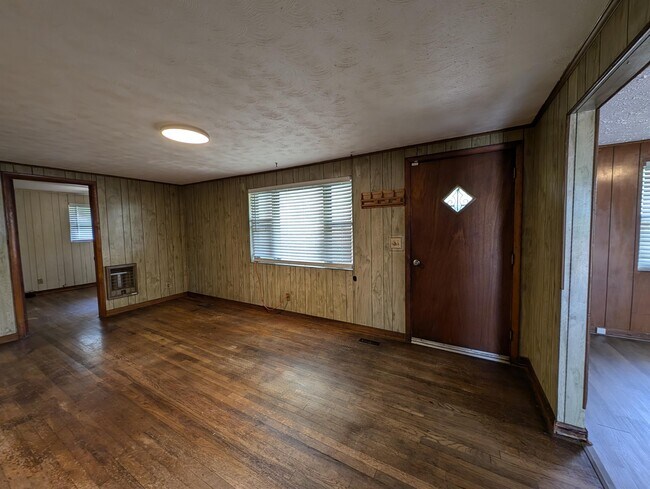 Building Photo - 210 Columbian Ave