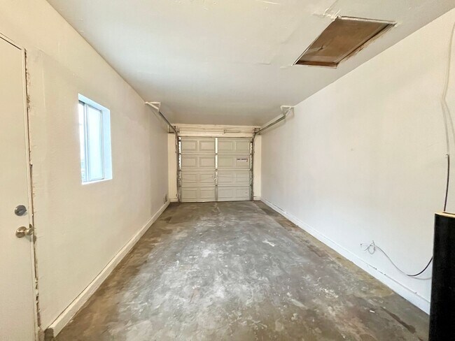 Building Photo - 1710-1712 Madrone Avenue