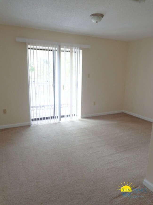 Building Photo - Large newly painted 2Bed/2.5 bath located ...