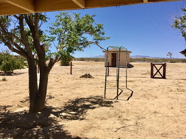 Building Photo - Huge House on a 2 1/2 acre lot in  North J...