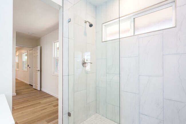 Building Photo - COMING SOON!! Amazing Renovated 1-BR Unit ...