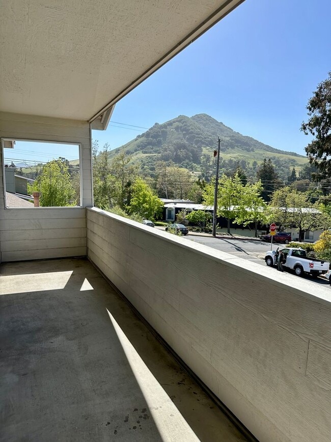 Building Photo - 2 Bedroom 1 Bath Near Downtown Available 8...