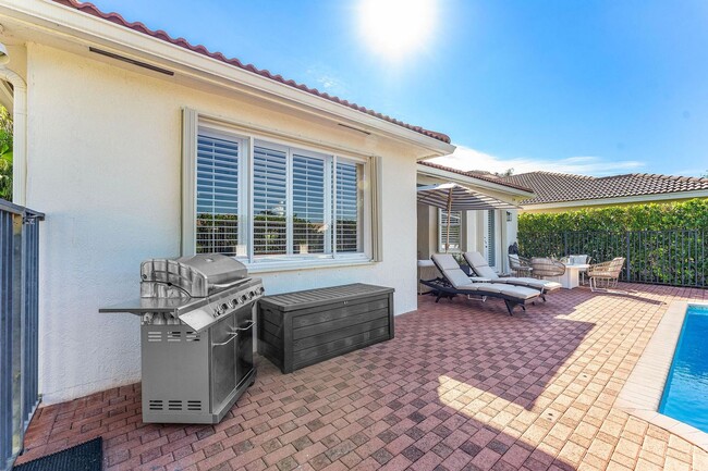 Building Photo - 121 Palm Cir