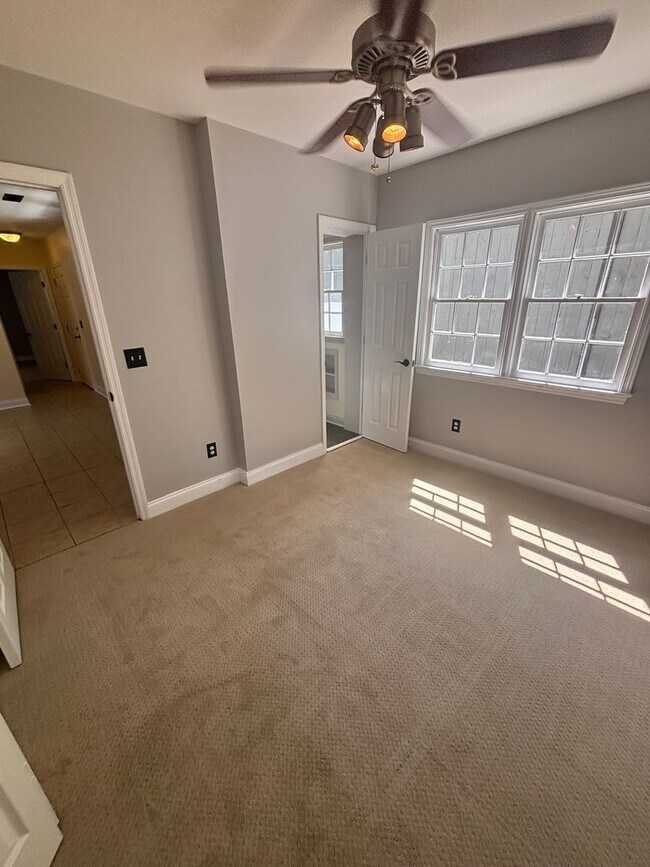 Building Photo - 2 Bedroom 2 Bathroom in The Charleston Pen...