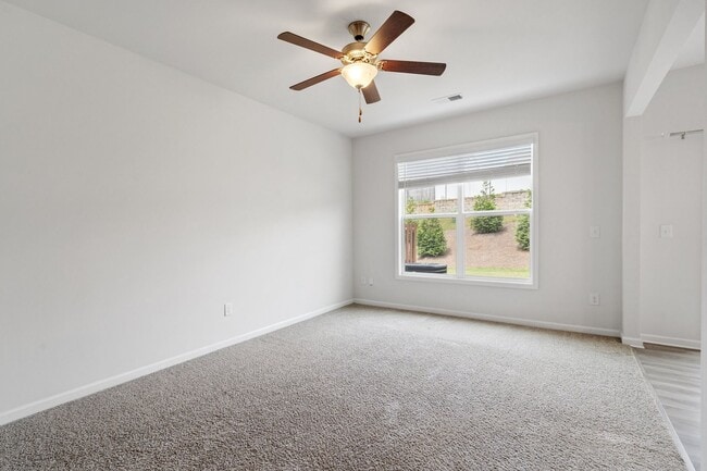 Building Photo - Lovely 3 BR, 2.5 BA Townhome, Centrally lo...