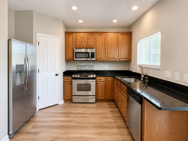 Building Photo - Three bedroom, 2.5 bath townhome in Whitsett