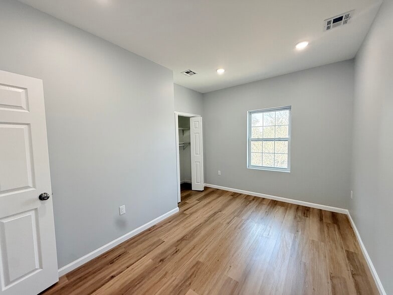 Building Photo - 13 Roosevelt Ave