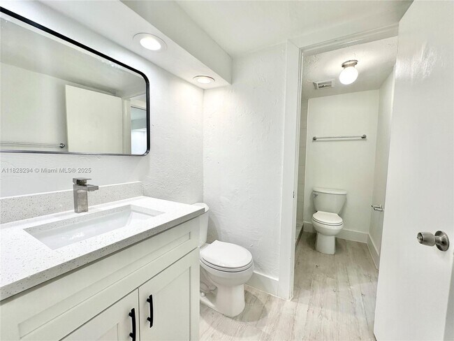 Building Photo - 6890 N Kendall Dr