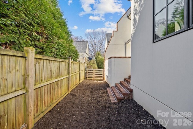 Building Photo - 2622 Chelsea Dr
