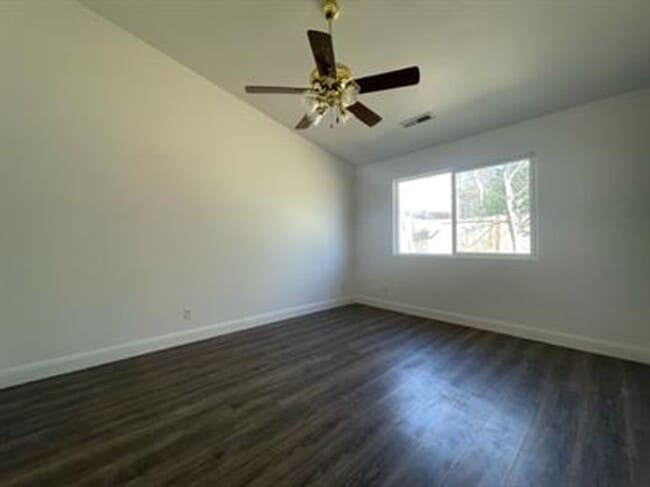 Building Photo - Private home, large lot!