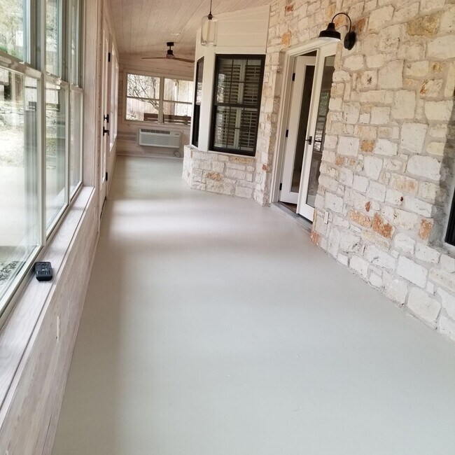 Building Photo - Stunning Home - North Cat Mountain - 4 bed...