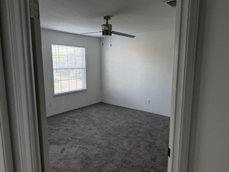 Building Photo - 8243 Creekbend Dr