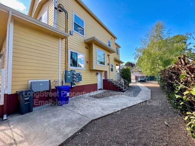 Building Photo - 2625 NE Clackamas St