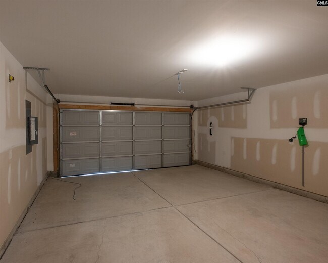 Building Photo - 3025 Hallsdale Dr