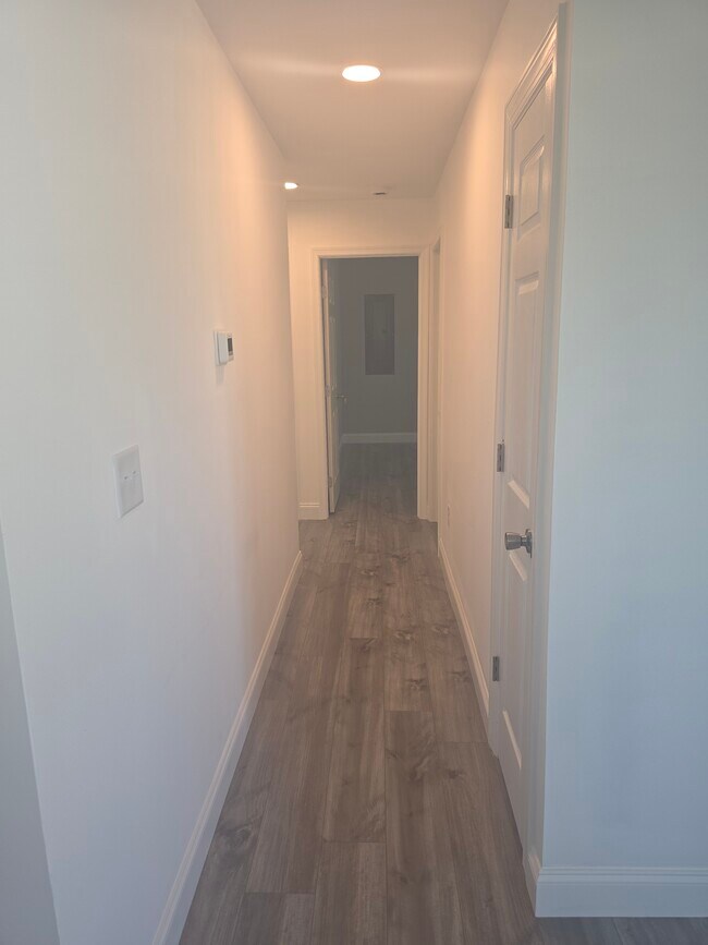 Building Photo - 745 River Rd