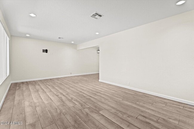 Building Photo - 1816 E Minnezona Ave
