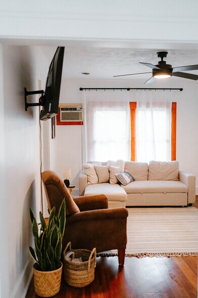 Building Photo - 711 S Phillips Ave