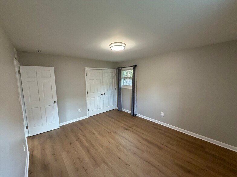 Building Photo - 1924 Hadley Rd