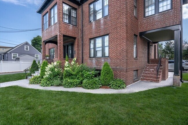 Building Photo - 81 Butler St